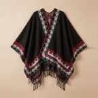 Poncho femme chaud à motif aztèque et franges noir, avec motifs géométriques gris et rouges, posé à plat