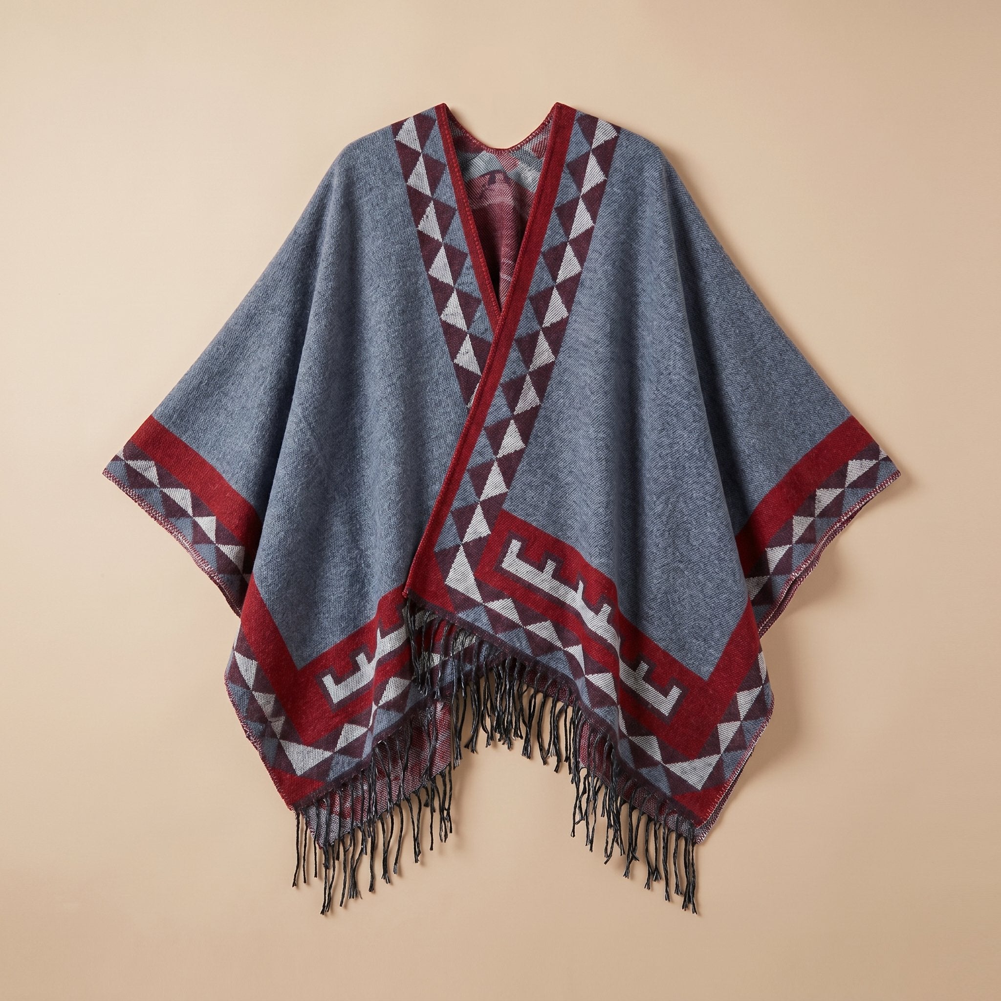 Poncho femme chaud à motif aztèque et franges bleu clair, avec motifs géométriques rouges et gris, présenté à plat