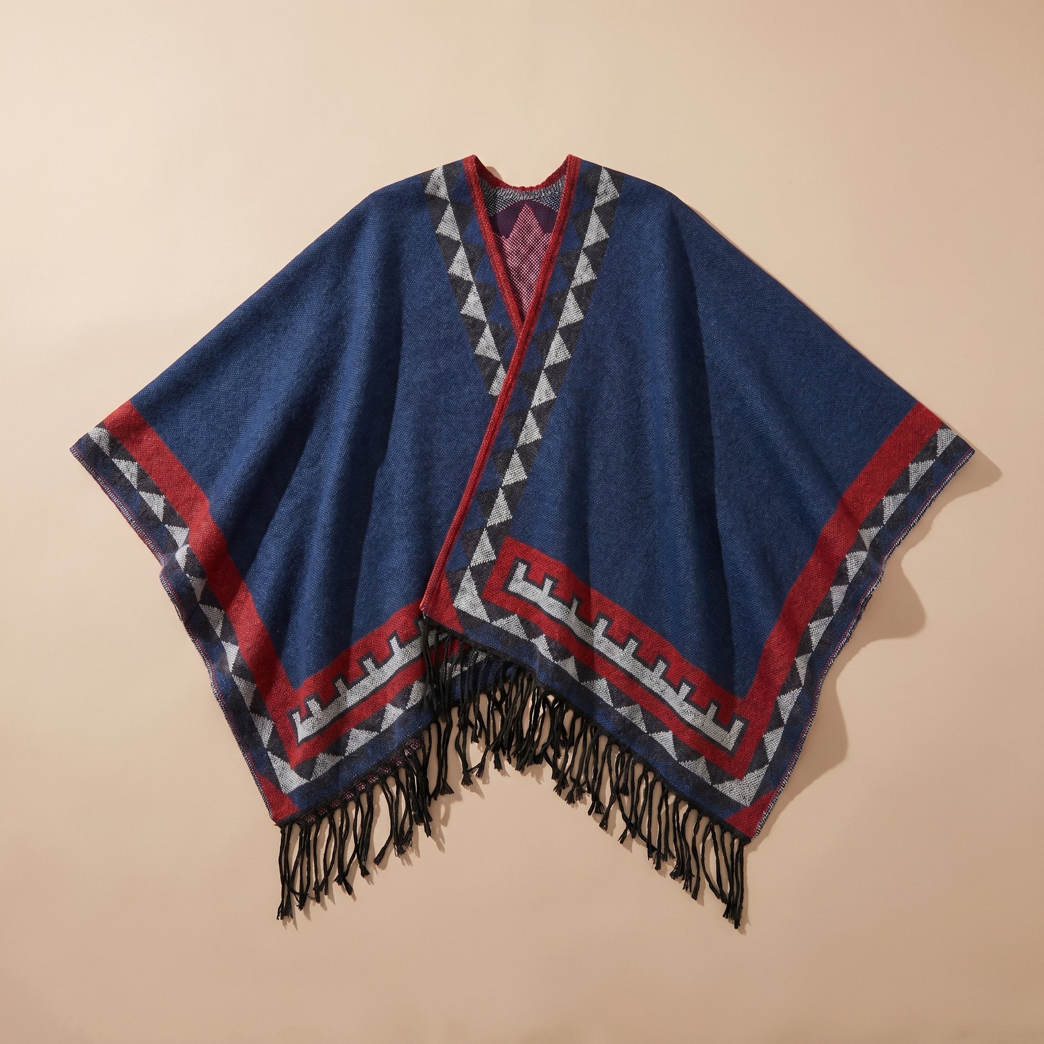 Poncho femme chaud à motif aztèque et franges bleu foncé, avec motifs géométriques rouges et gris, présenté à plat