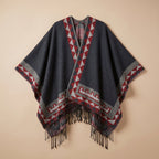Poncho femme chaud à motif aztèque et franges gris anthracite, avec motifs géométriques rouges et gris clair, à plat