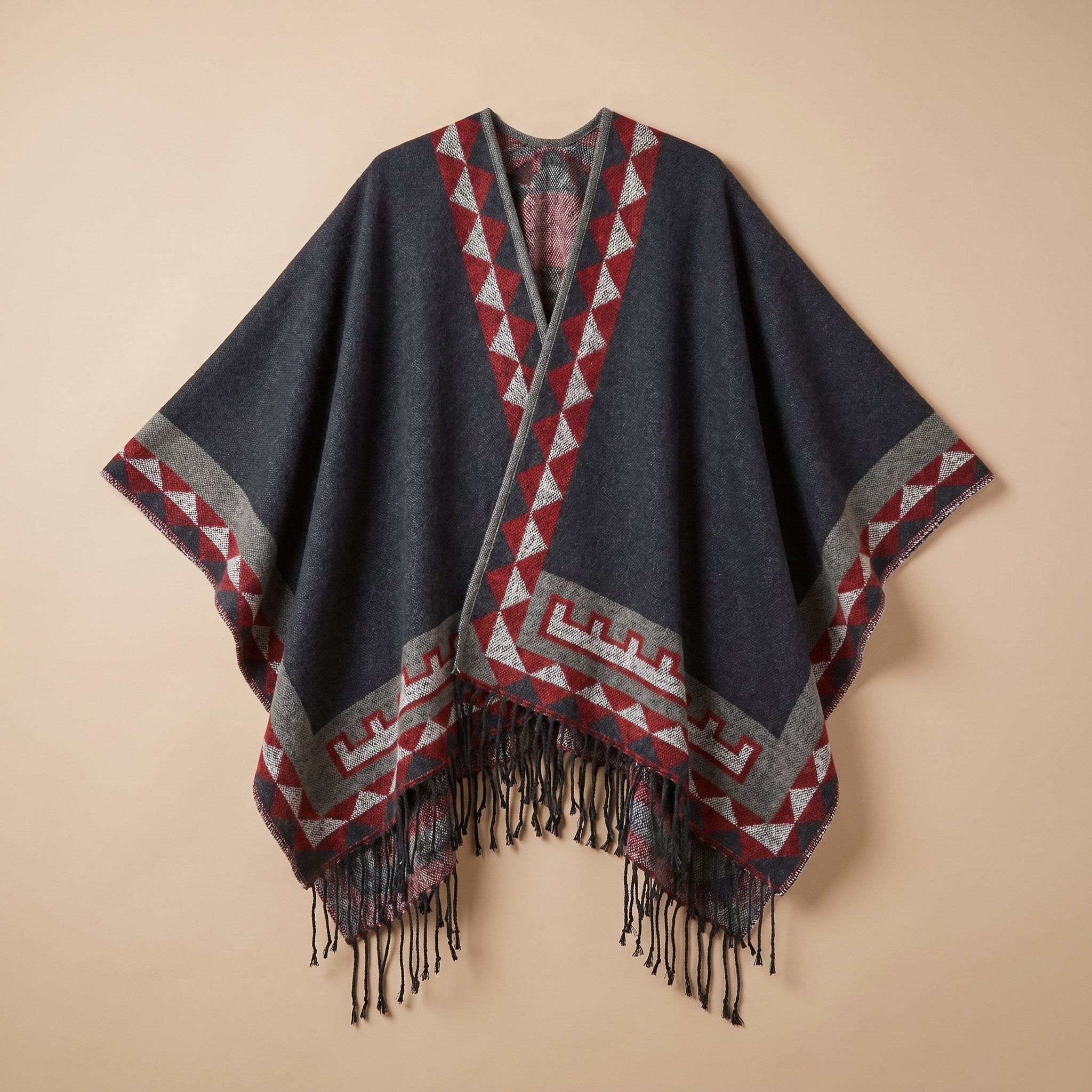 Poncho femme chaud à motif aztèque et franges gris anthracite, avec motifs géométriques rouges et gris clair, à plat