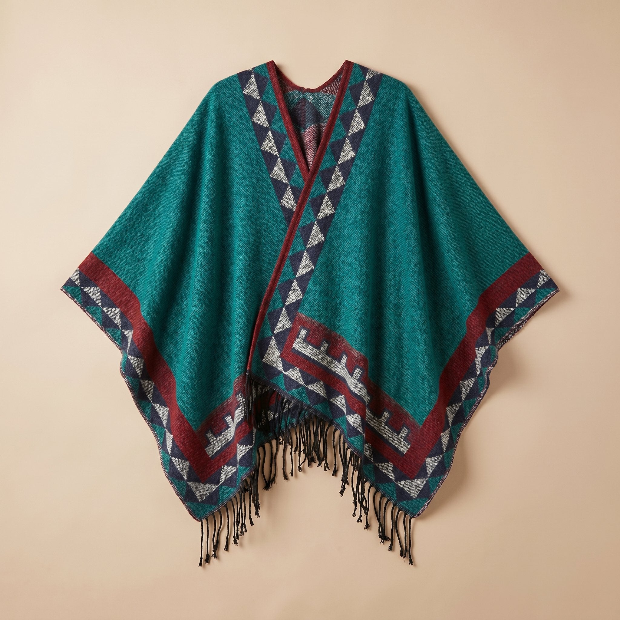 Poncho femme chaud à motif aztèque et franges vert canard, avec motifs géométriques rouges et gris, présenté à plat