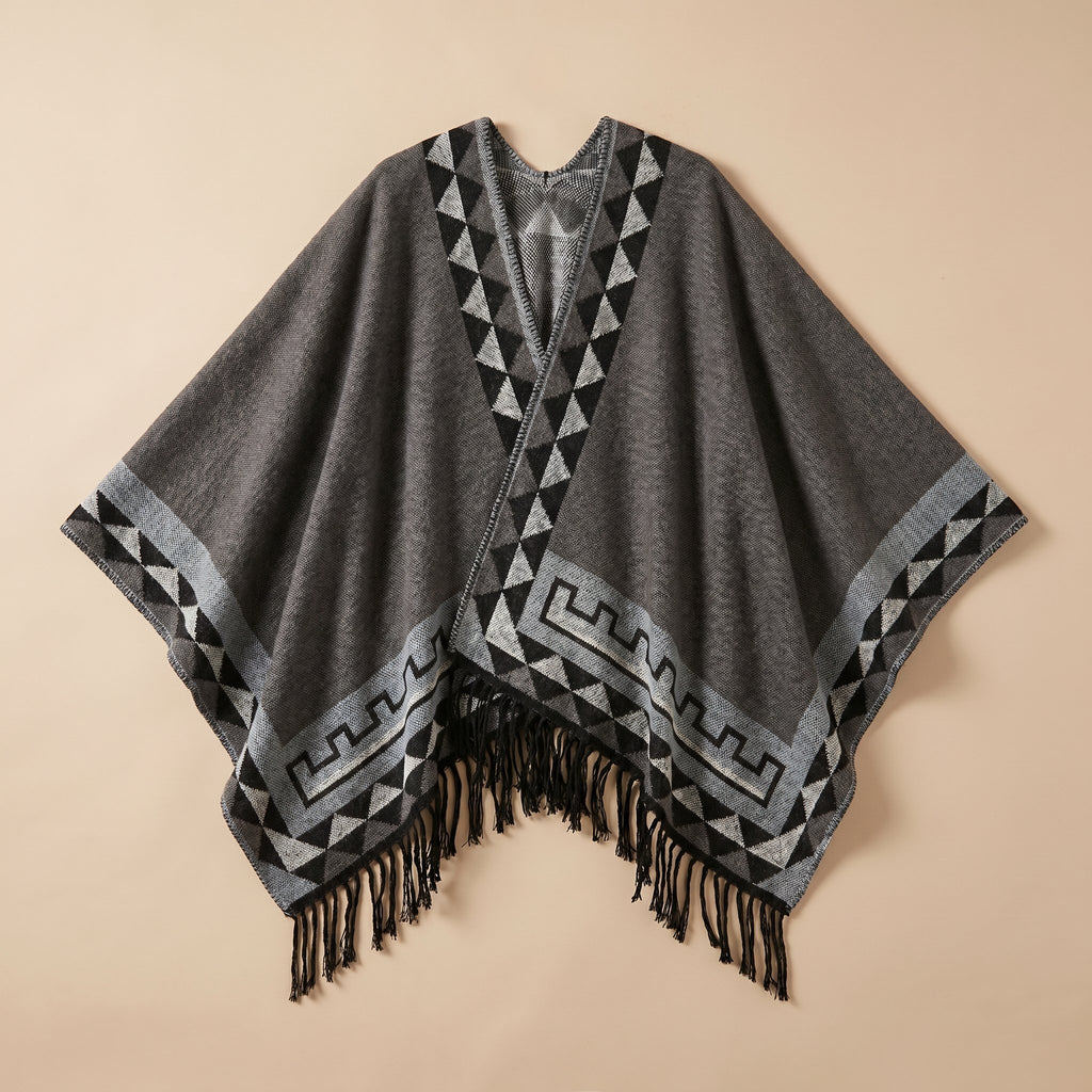 Poncho femme chaud à motif aztèque et franges gris foncé, avec motifs géométriques noirs et gris clair, posé à plat