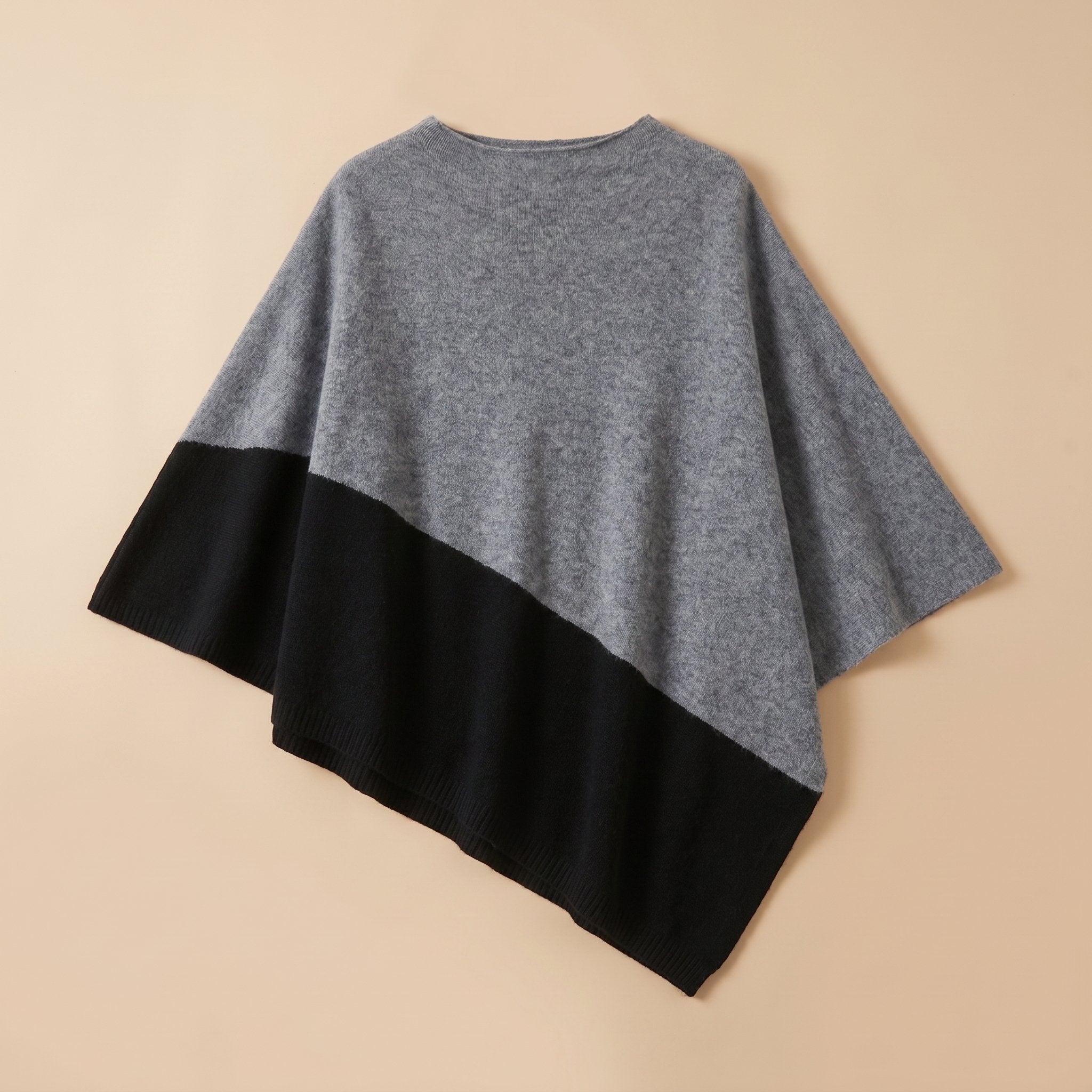 Poncho femme en laine, coupe cape bicolore gris clair et noir, présenté à plat de face