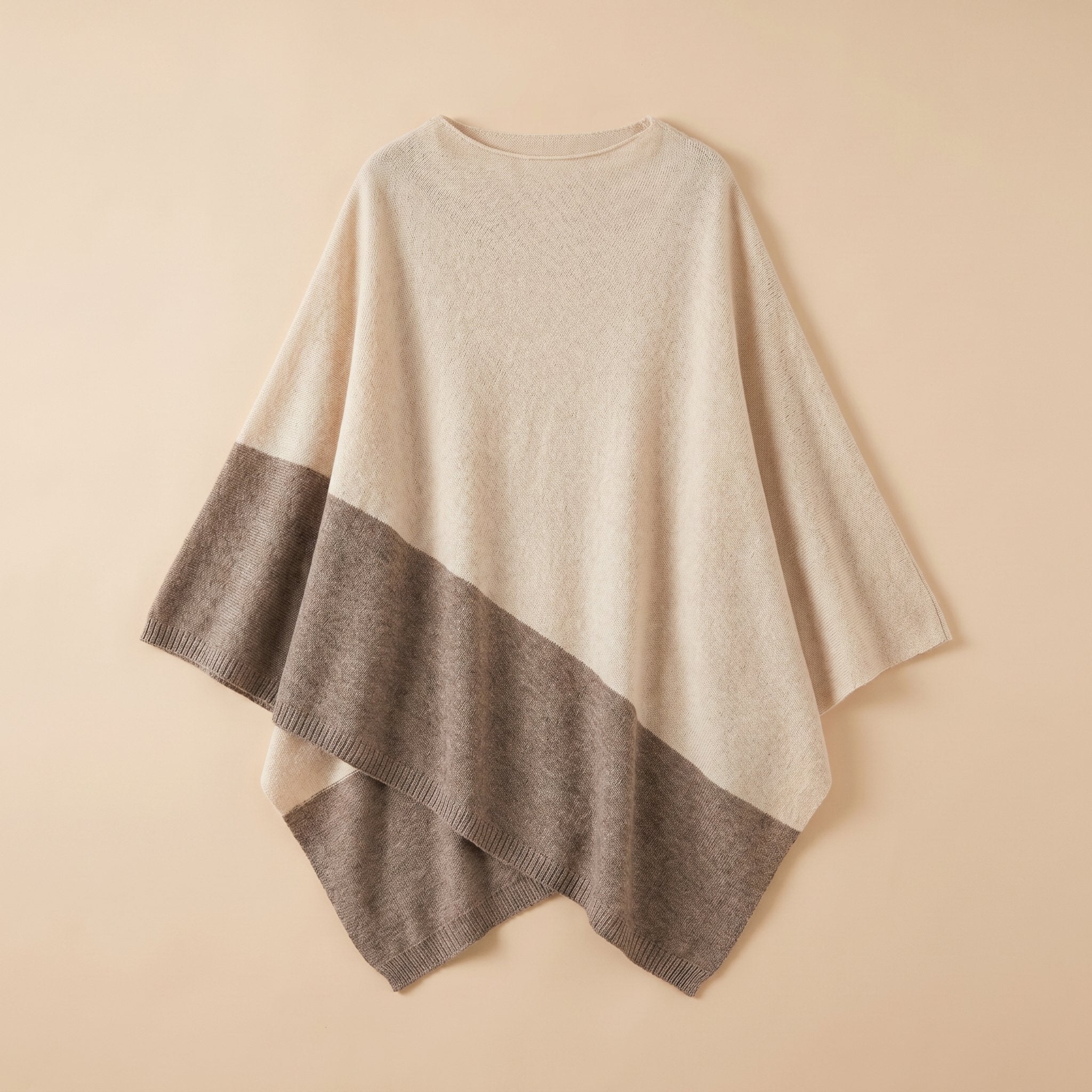 Poncho femme en laine, coupe cape bicolore beige clair et marron, présenté à plat de face