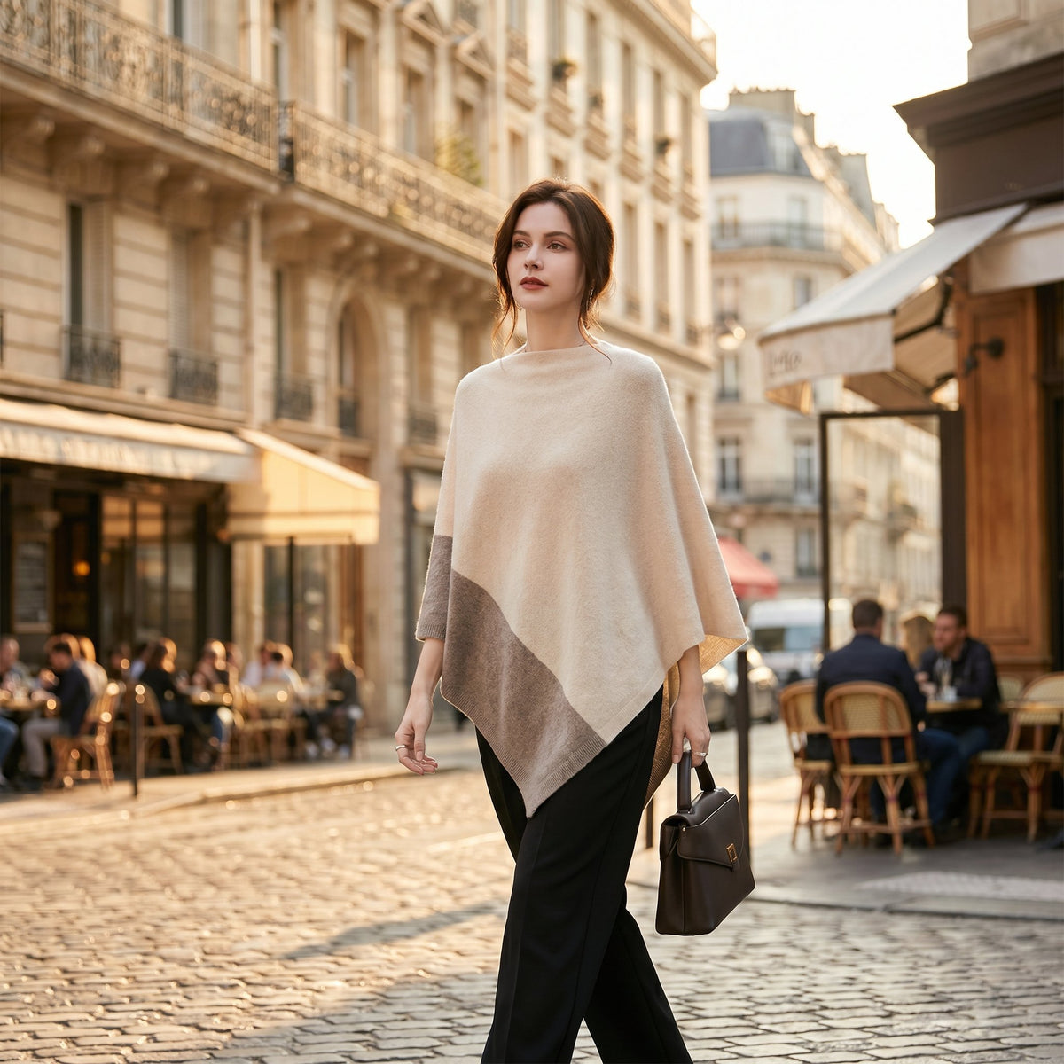 Femme portant un poncho en laine gris et noir dans une rue pavée