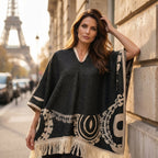 Poncho femme ethnique noir et crème à franges porté de face par une femme