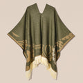 Poncho femme ethnique olive à franges, présenté à plat sur un fond uni, montrant son motif beige et ses franges claires
