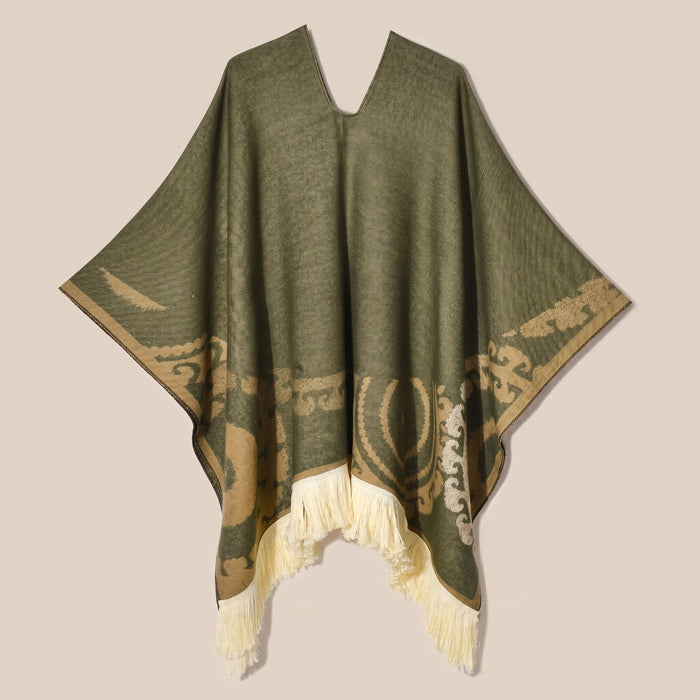 Poncho femme ethnique olive à franges, présenté à plat sur un fond uni, montrant son motif beige et ses franges claires