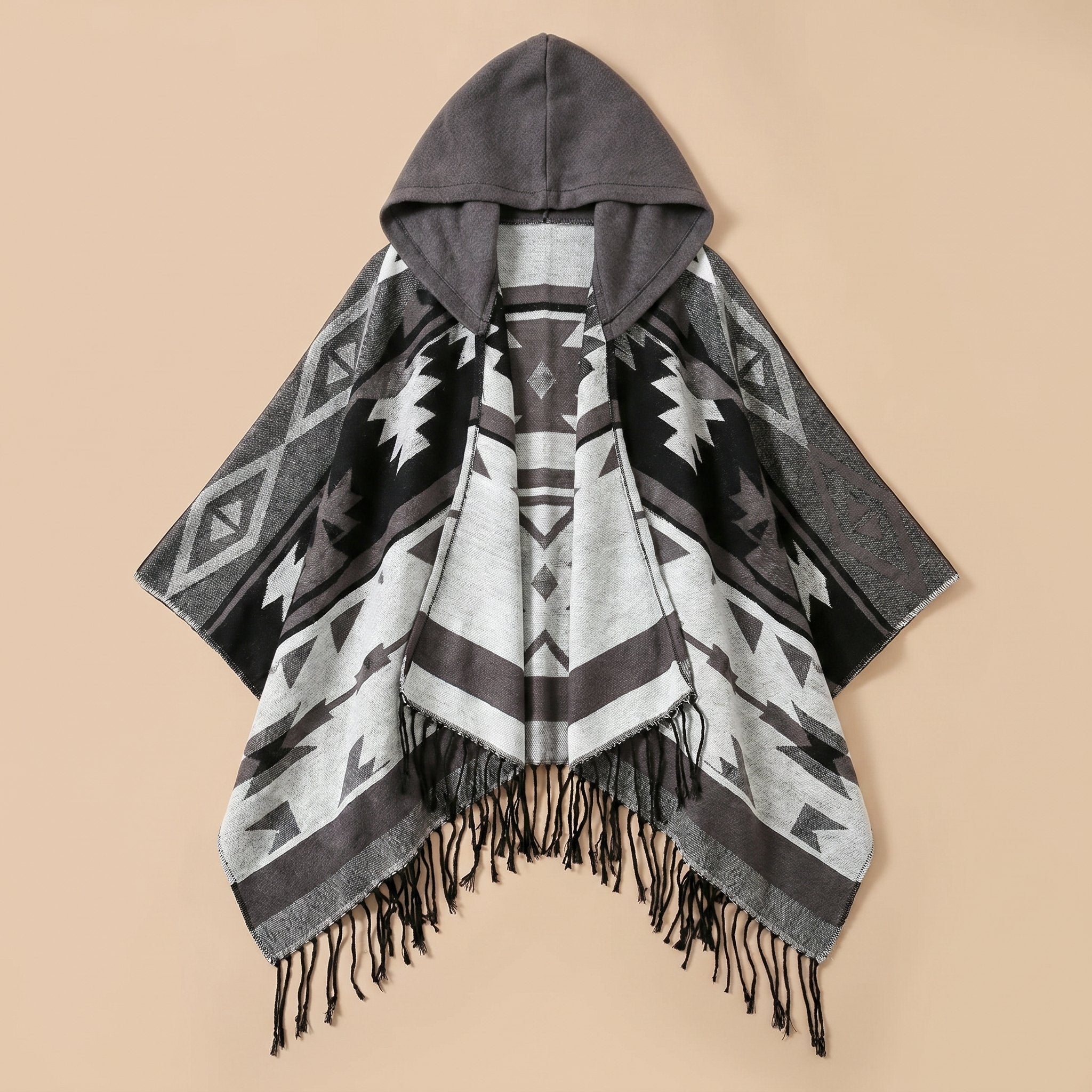 Poncho mexicain homme à capuche, coloris gris, noir et blanc, avec motifs ethniques, posé à plat
