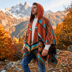 Poncho mexicain homme à capuche, coloris orange et turquoise, porté de profil par un homme en extérieur