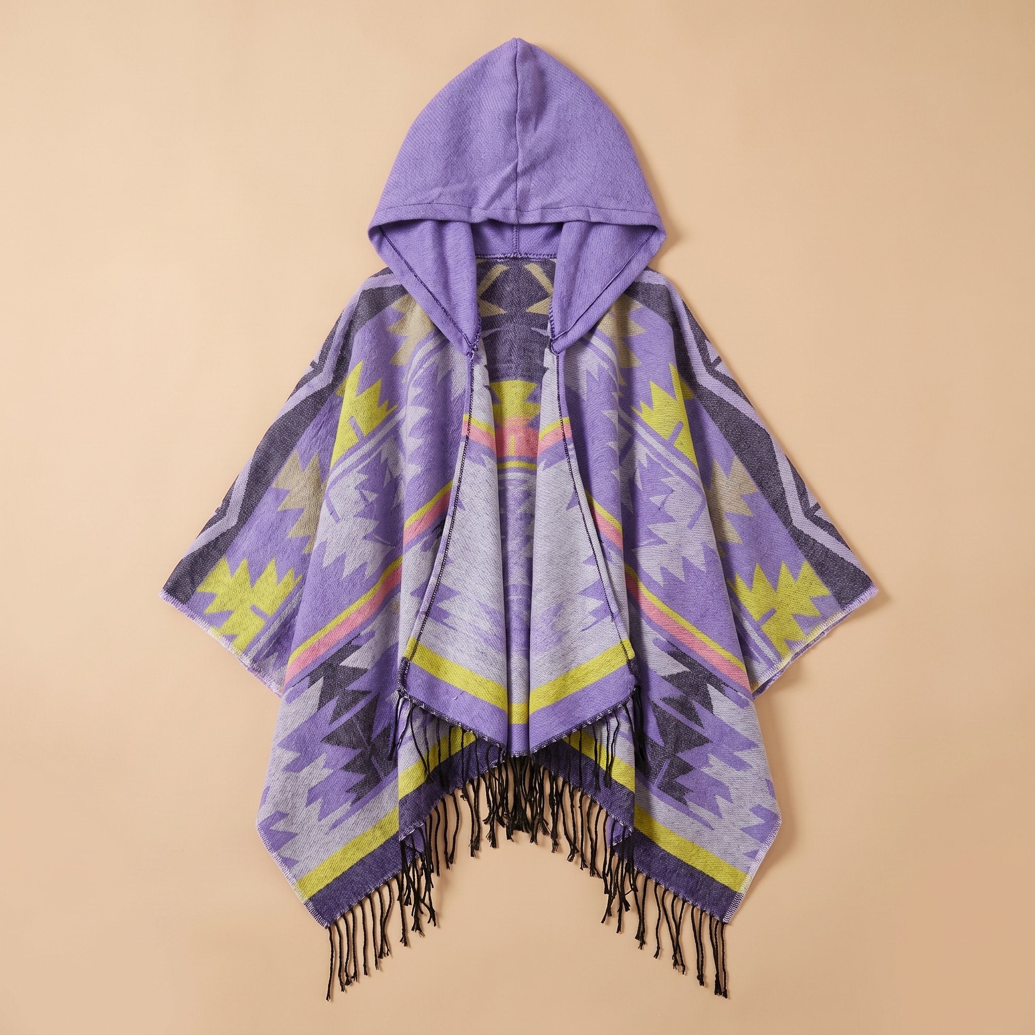 Poncho mexicain homme à capuche, coloris violet et jaune, motif géométrique, présenté à plat