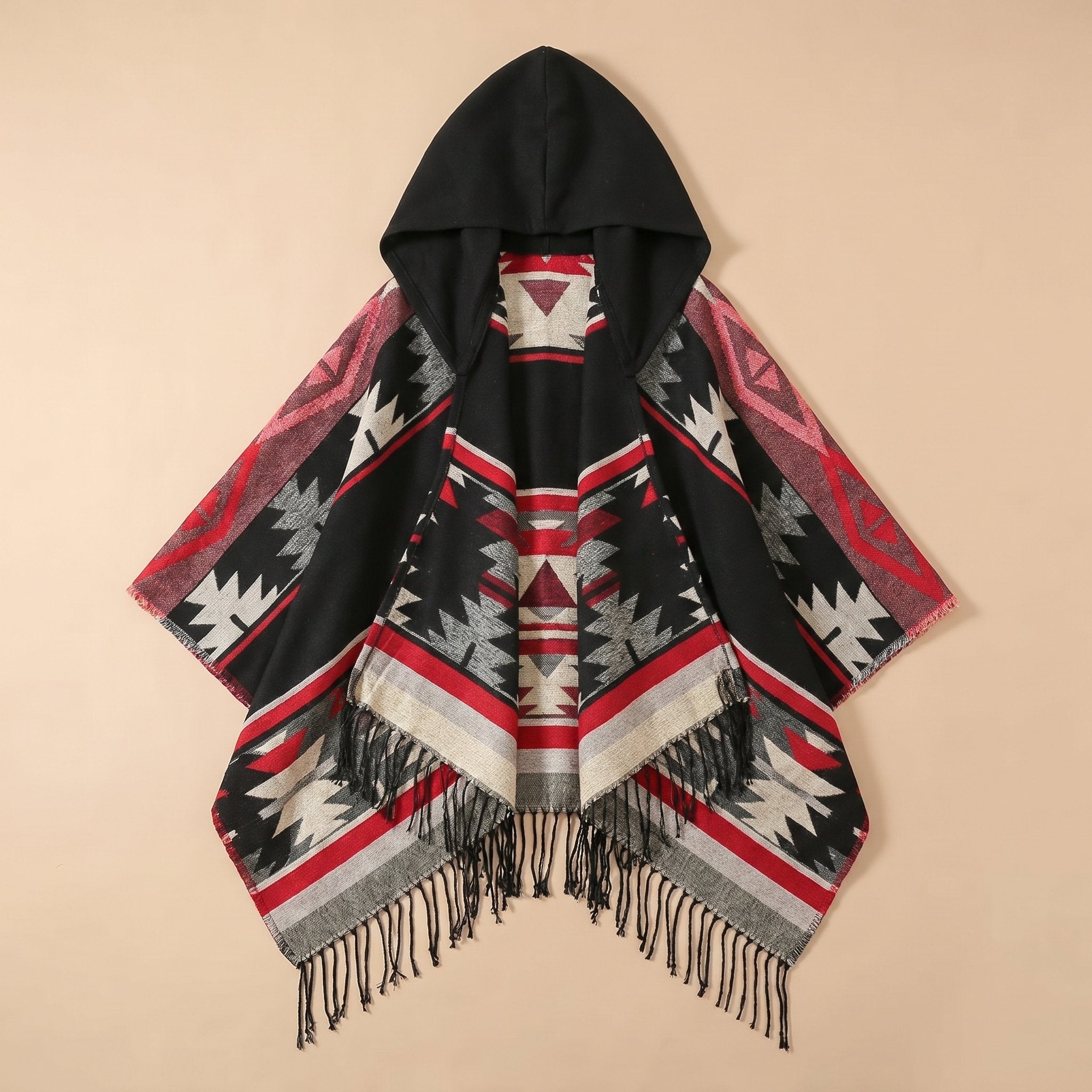 Poncho mexicain homme à capuche, coloris noir, rouge et gris, avec motifs géométriques, présenté à plat