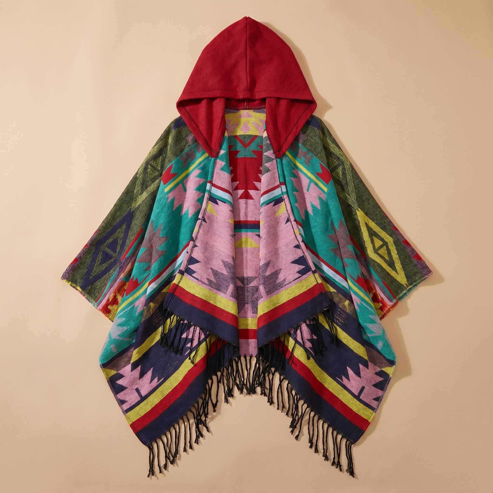 Poncho mexicain homme à capuche, coloris multicolore vif, avec des franges et des motifs, posé à plat