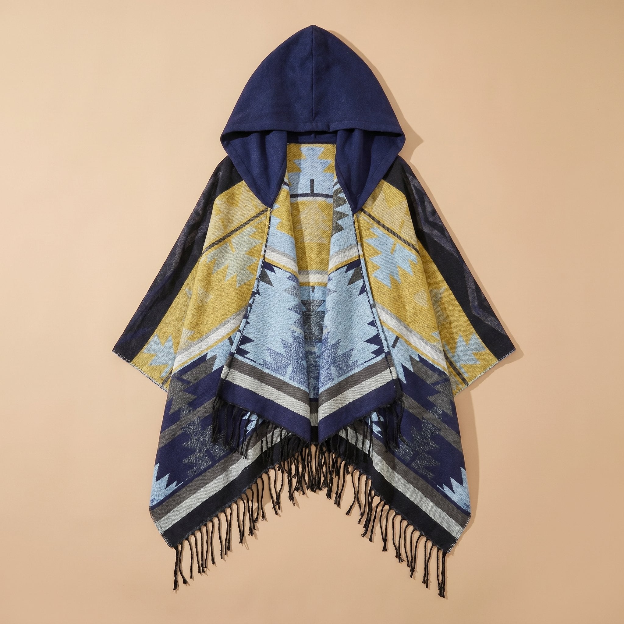Poncho mexicain homme à capuche, coloris bleu marine et jaune moutarde, à motifs, présenté à plat