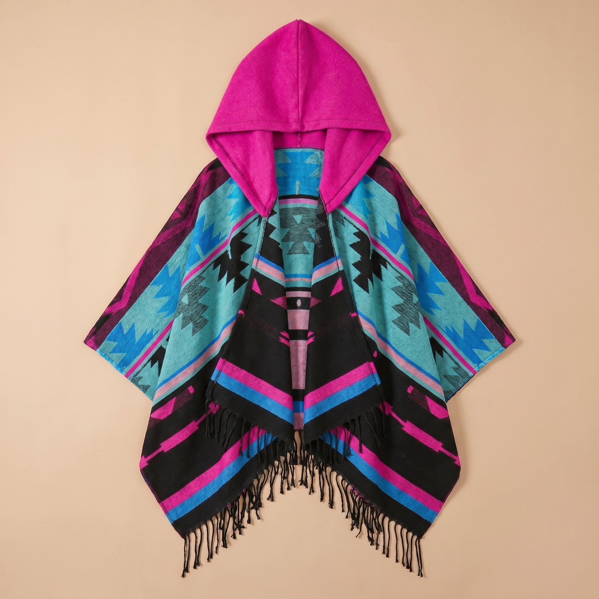 Poncho mexicain homme à capuche, coloris fuchsia, bleu et noir, avec des motifs et des franges, à plat