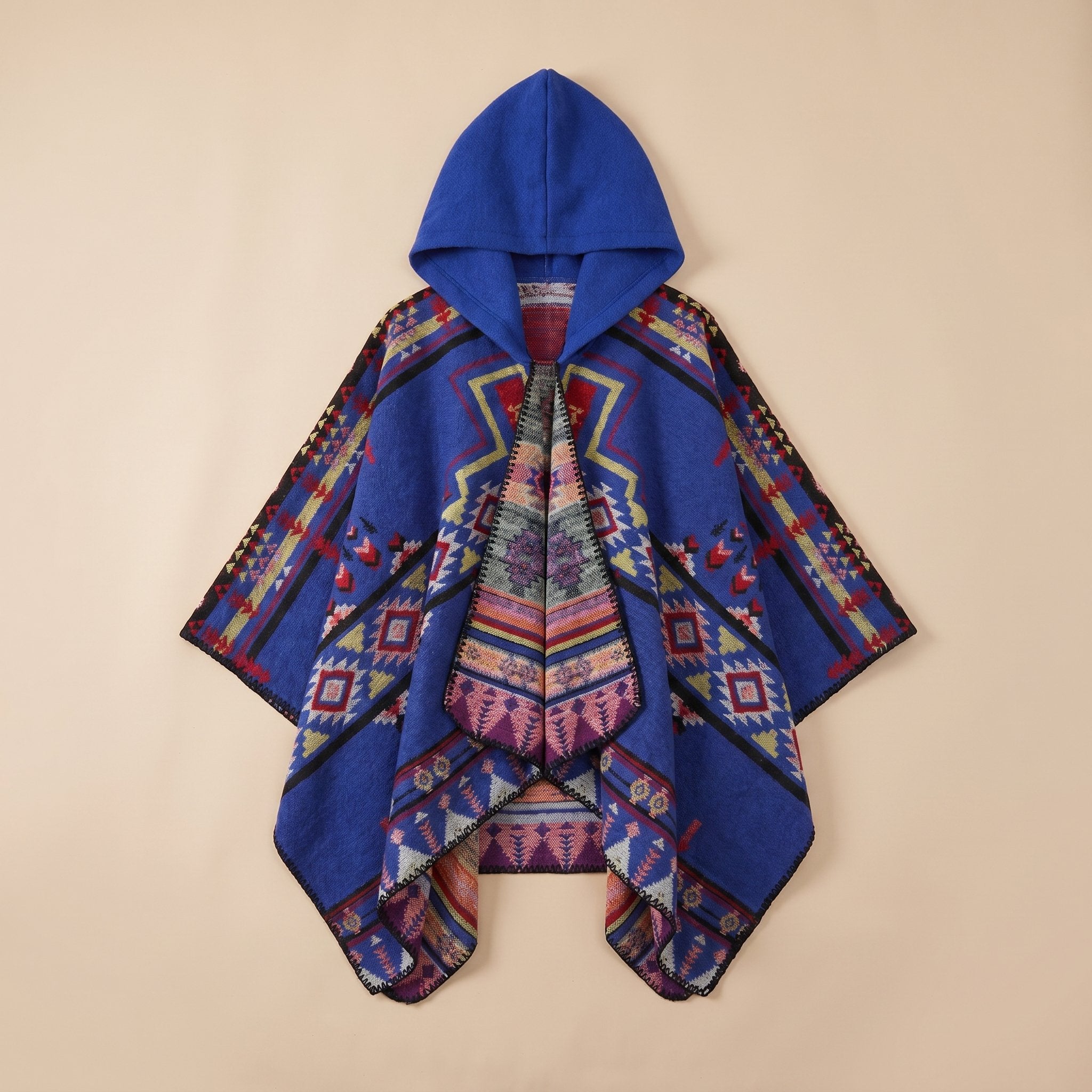 Poncho à capuche pour homme bleu vif avec motifs géométriques multicolores, présenté ouvert à plat