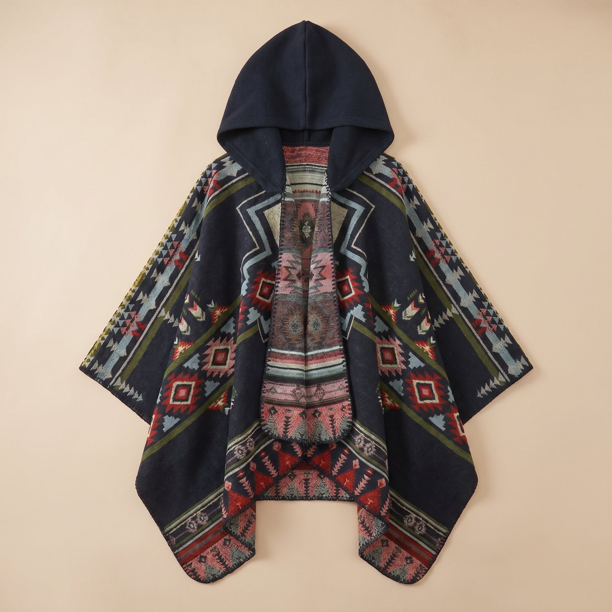 Poncho péruvien homme à capuche bleu marine avec motifs géométriques rouges, verts et roses, à plat