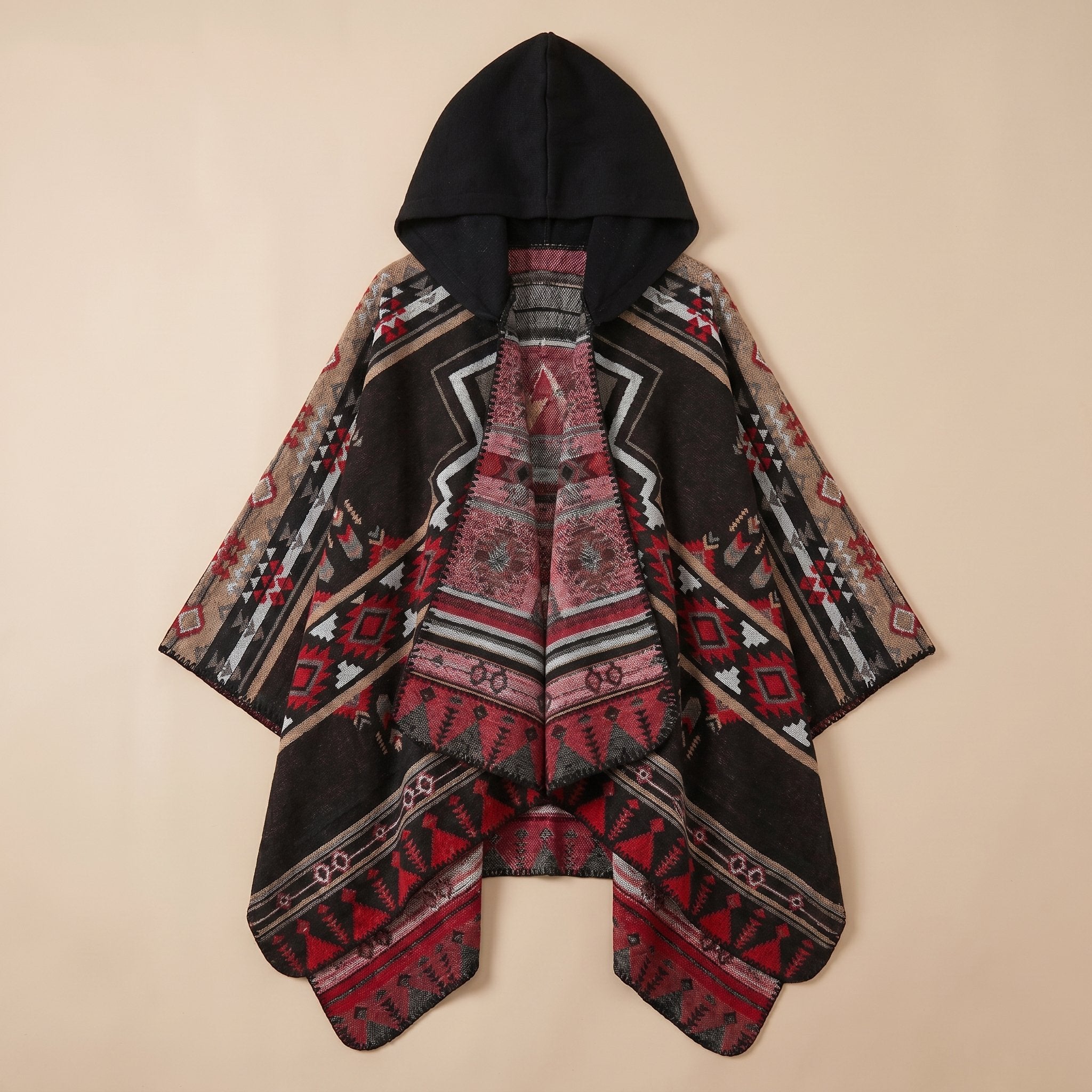 Poncho péruvien homme à capuche noir avec motifs géométriques rouges, blancs et beiges, présenté à plat