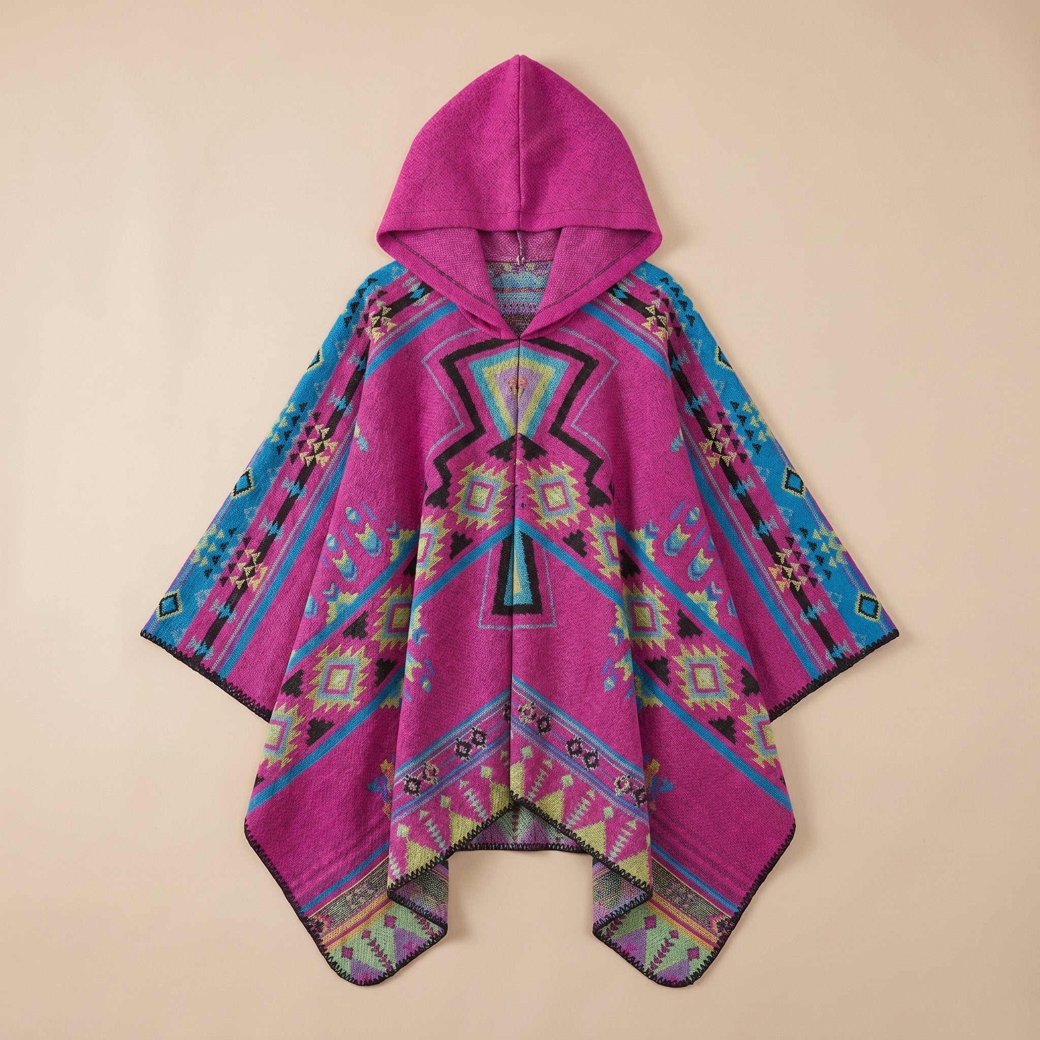 Poncho péruvien homme à capuche fuchsia avec motifs géométriques bleus, noirs et verts, étendu à plat