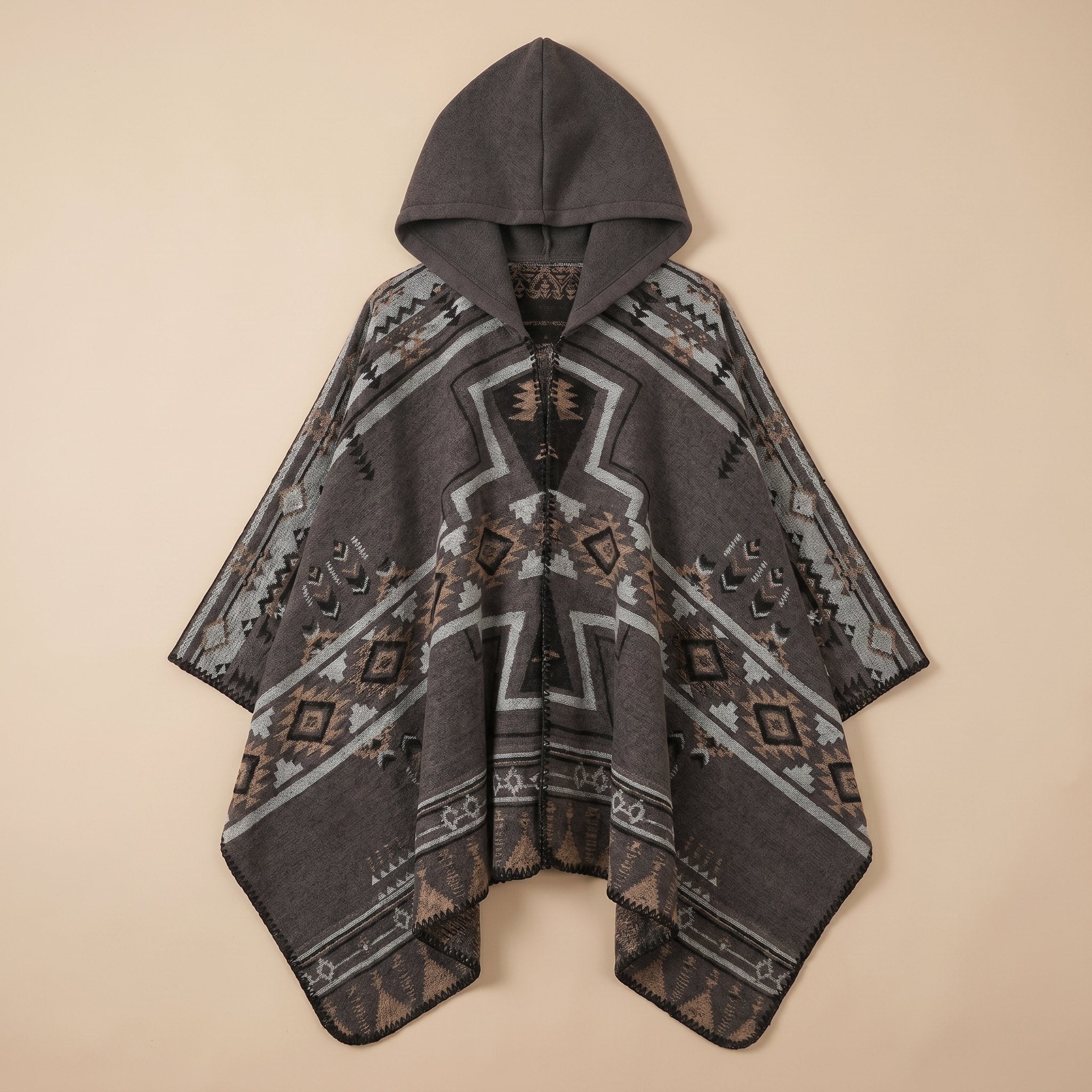 Poncho à capuche pour homme gris foncé avec motifs géométriques blancs, marron et noirs, posé à plat