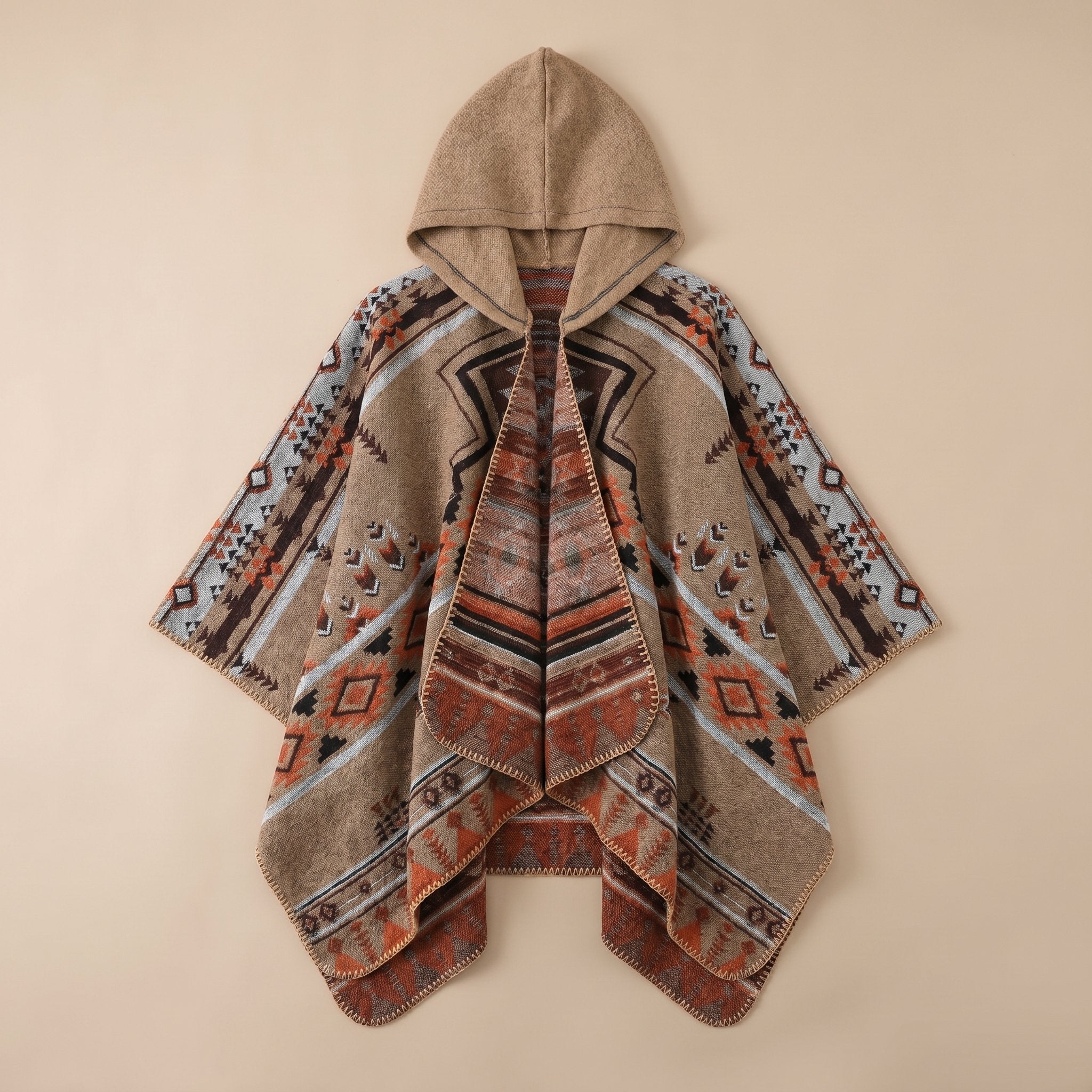 Poncho péruvien homme à capuche beige avec motifs géométriques marron, orange et bleu clair, présenté à plat