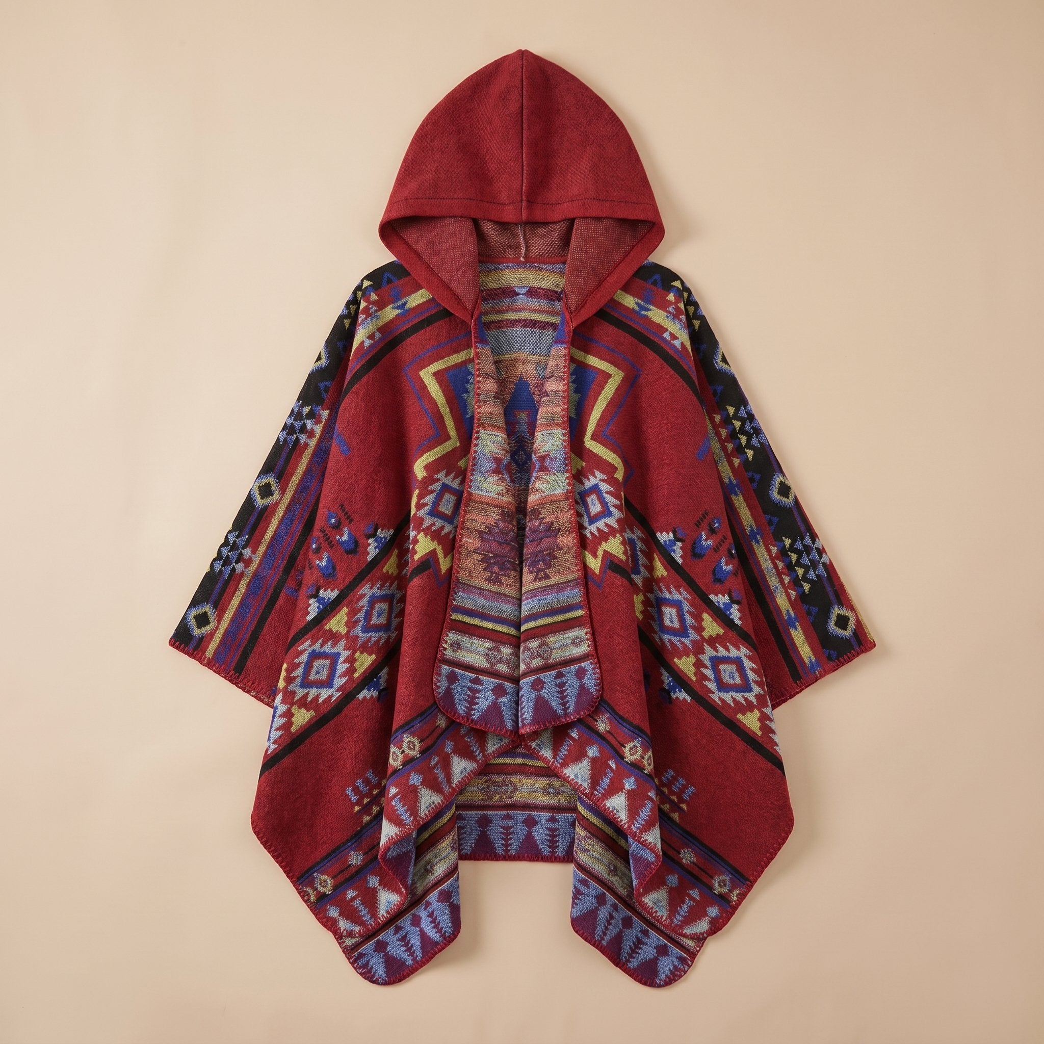 Poncho péruvien homme à capuche rouge foncé avec motifs géométriques bleus, jaunes et noirs, étalé