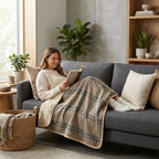 Poncho plaid · Carreaux beiges, recouvrant une femme allongée sur un canapé, lisant un livre.