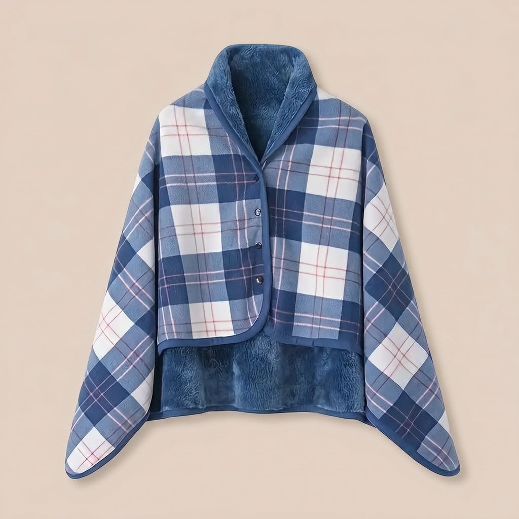 Poncho plaid à carreaux bleu ciel, déplié pour montrer sa doublure douce et son motif.