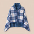 Poncho plaid à carreaux bleu ciel, déplié pour montrer sa doublure douce et son motif.