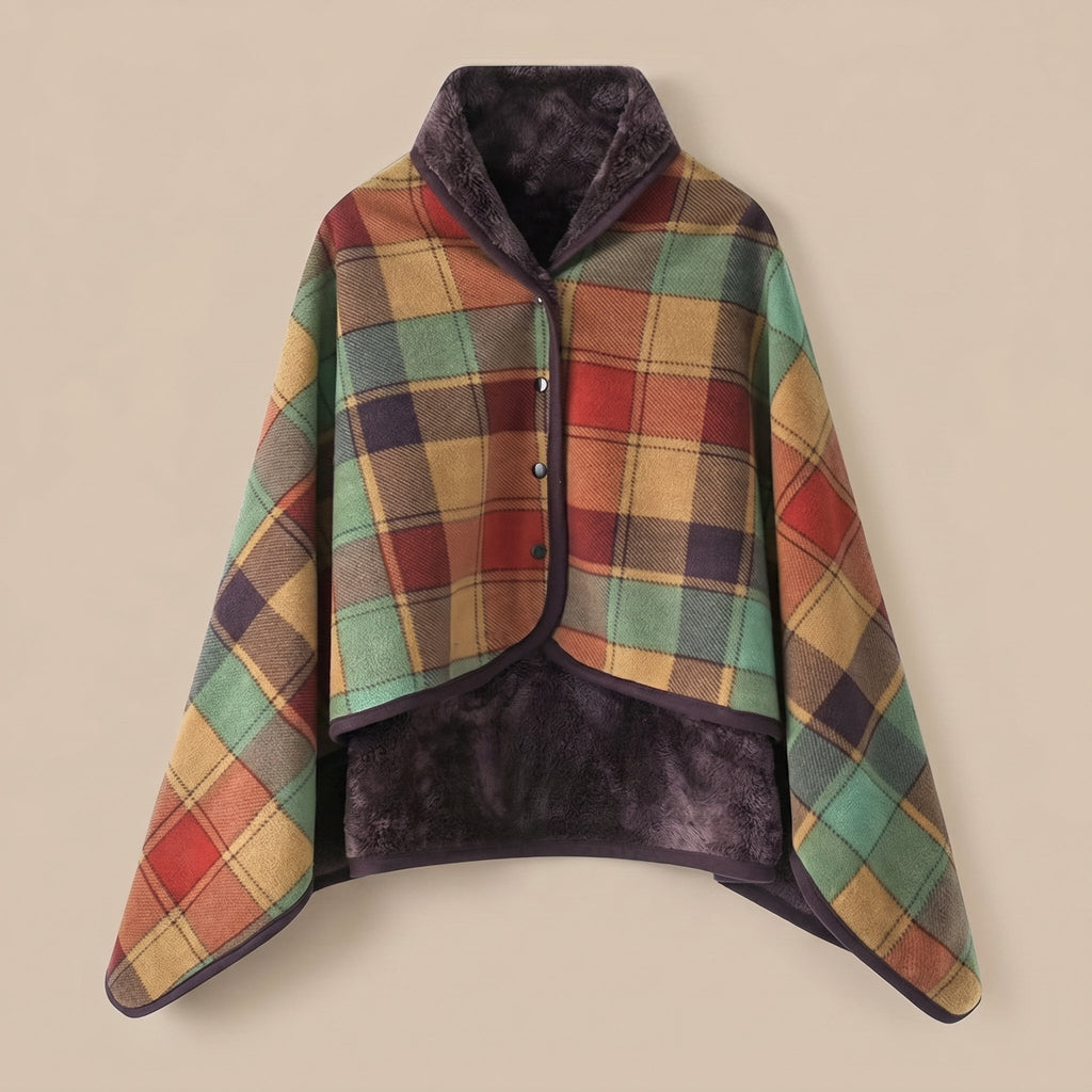 Poncho plaid à carreaux multicolores, présenté à plat sur un fond uni, montrant sa doublure douce.