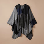 Poncho plaid colorblock gris, vue d'ensemble du vêtement déplié sur un fond uni.