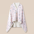 Poncho plaid Koalas et fleurs, vue a plat sur fond creme, imprime koalas gris sur rose pale et doublure sherpa ecrue.