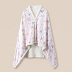 Poncho plaid Koalas et fleurs, vue a plat sur fond creme, imprime koalas gris sur rose pale et doublure sherpa ecrue.