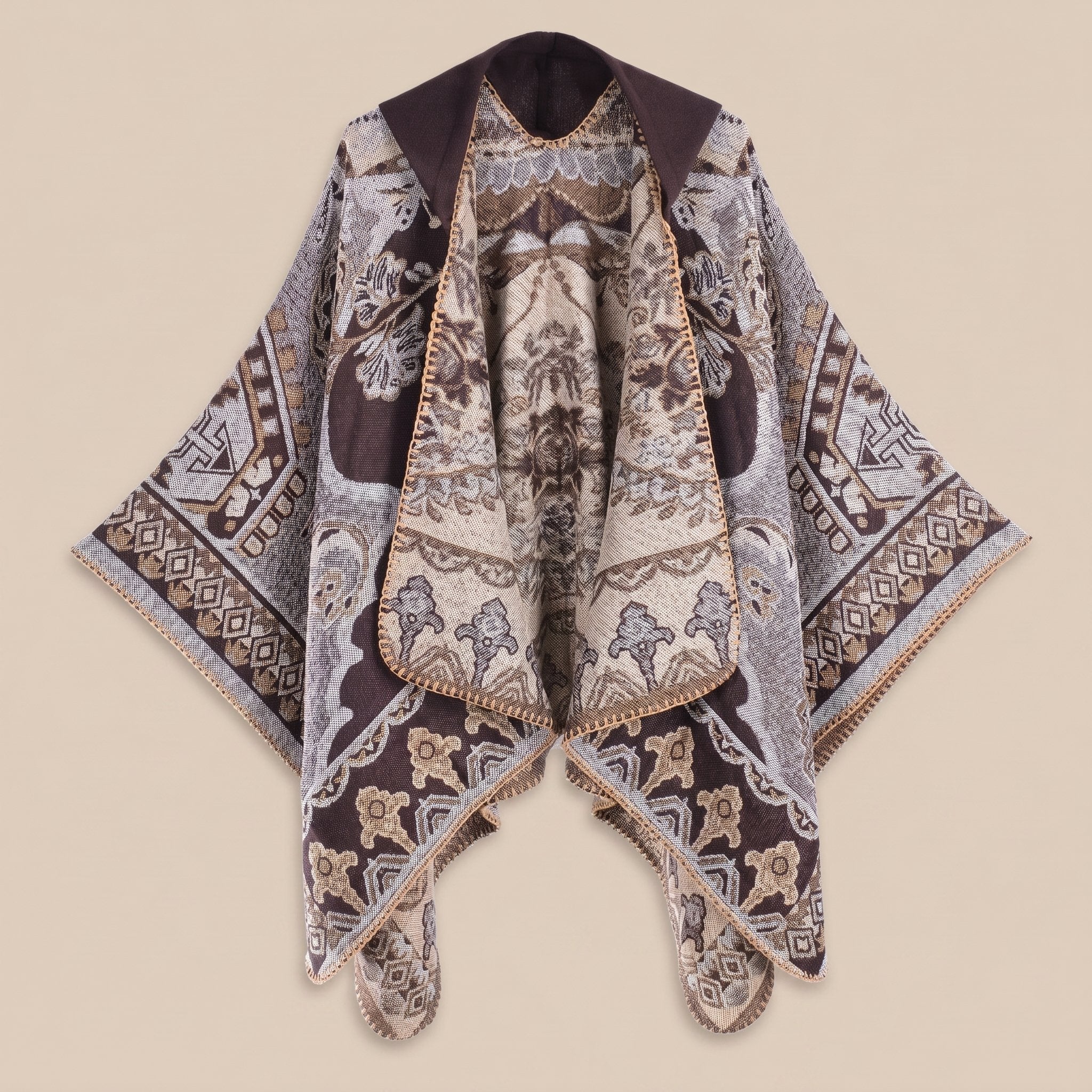 Poncho plaid à capuche motif paisley marron et beige, montré ouvert et étalé sur une surface claire.