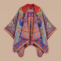Poncho plaid à capuche motif paisley multicolore, avec des teintes vives, vu de dessus.