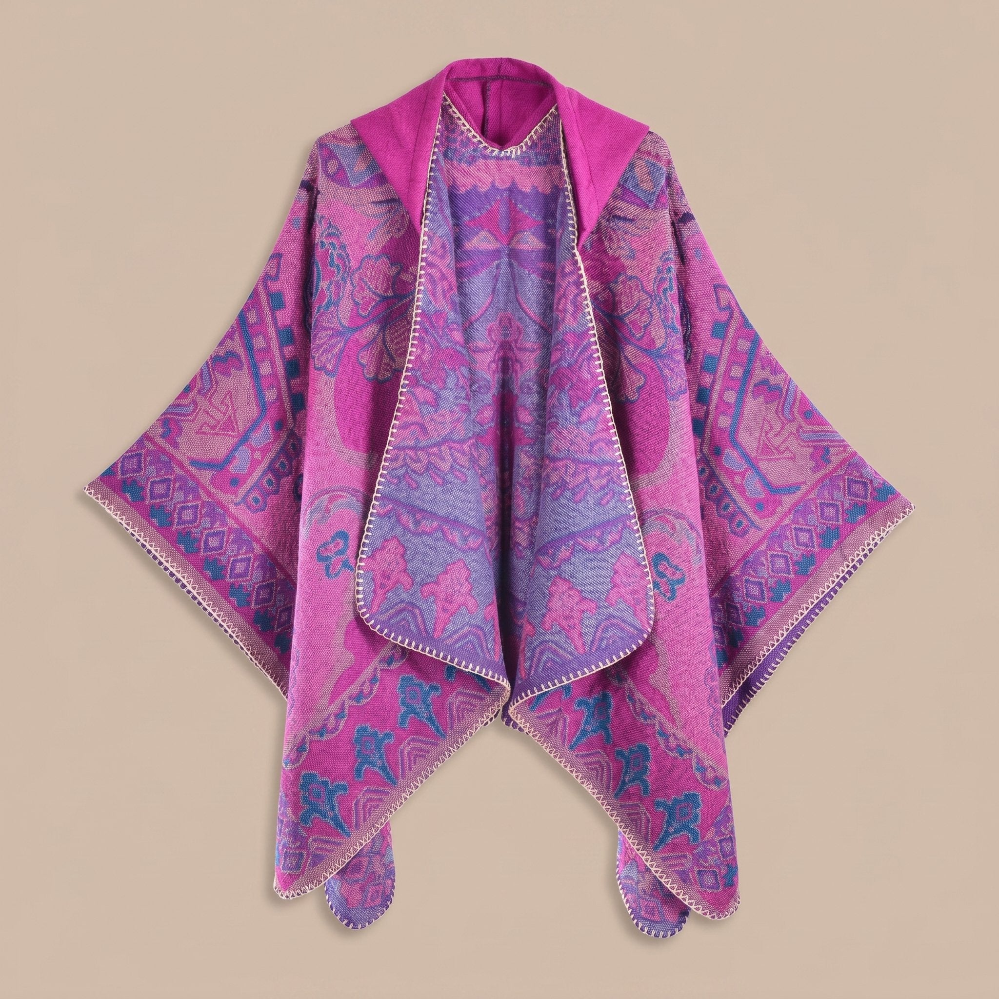 Poncho plaid à capuche motif paisley rose et violet, mis en valeur par un éclairage doux.
