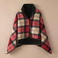 Poncho plaid tartan rouge et beige, présenté à plat sur un fond uni, montrant son col.
