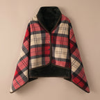 Poncho plaid tartan rouge et beige, présenté à plat sur un fond uni, montrant son col.