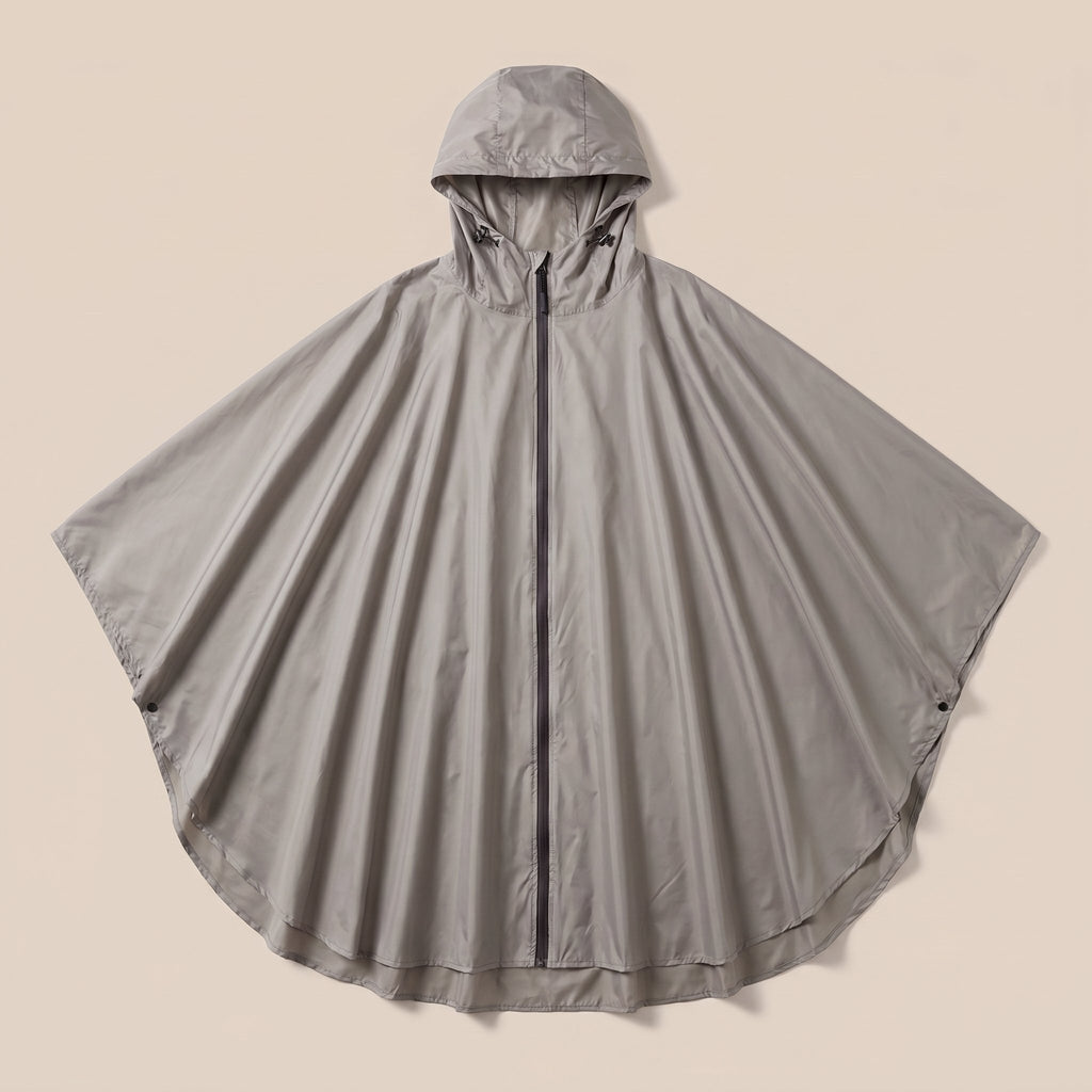 Poncho de pluie à capuche femme gris présenté à plat sur un fond uni