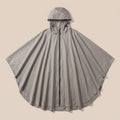 Poncho de pluie à capuche femme gris présenté à plat sur un fond uni
