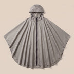 Poncho de pluie à capuche femme gris présenté à plat sur un fond uni