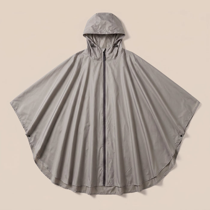 Poncho de pluie à capuche femme gris présenté à plat sur un fond uni