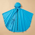 Poncho de pluie à capuche randonnée bleu, déplié à plat sur un fond uni