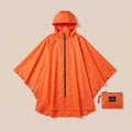 Poncho de pluie vélo à capuche orange déplié à plat, montrant sa forme complète et sa pochette de rangement assortie