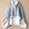 Poncho polaire bleu ciel avec motif géométrique, présenté à plat sur un fond uni.