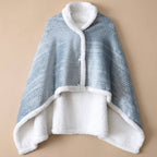 Poncho polaire bleu ciel avec motif géométrique, présenté à plat sur un fond uni.
