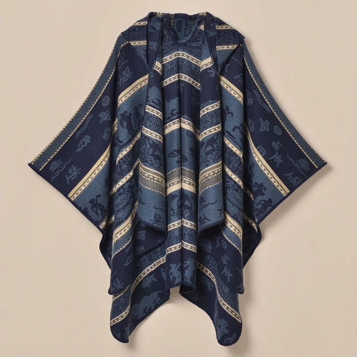 Poncho polaire à capuche motif ethnique marine, posé à plat et vu de face.