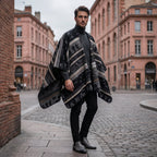 Poncho polaire à capuche motif ethnique noir, porté par un homme posant debout dans une rue urbaine.