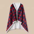 Poncho polaire tartan rouge et bleu présenté à plat, entièrement déplié, montrant son motif et sa doublure.